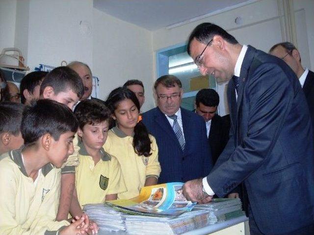 İzmir Valisi Toprak &Ouml;ğrencilere Bilim Dergisi Dağıttı 2