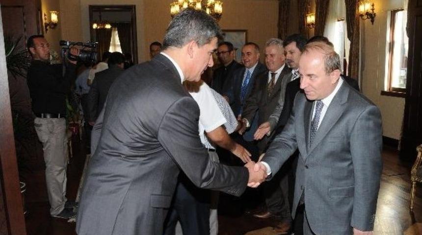 Vali &Ouml;zt&uuml;rk Valilik Personeliyle Bayramlaştı