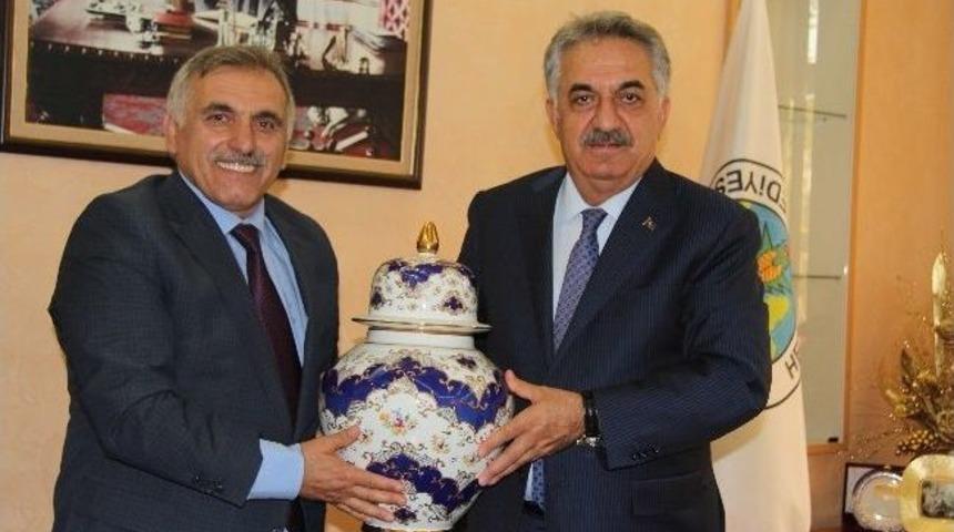 Bakan Yazıcı&rsquo;ya Hendekli Romanlar&rsquo;ın S&uuml;rprizi