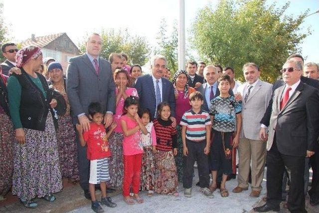 Bakan Yazıcı&rsquo;ya Hendekli Romanlar&rsquo;ın S&uuml;rprizi 2