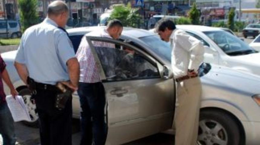 Namaz Kılarken Otomobilinden Cep Telefonu &Ccedil;alındı