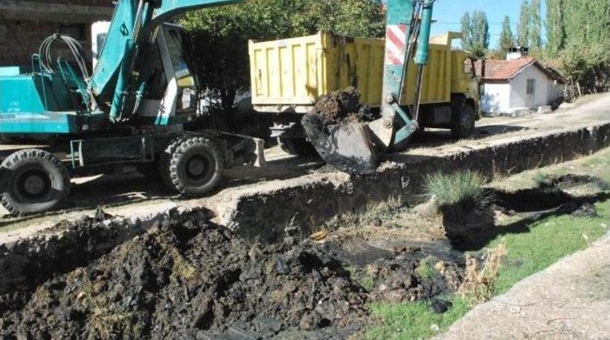 Pazarlar&rsquo;da Taşkın Sel Suyu Kanalları Temizleniyor