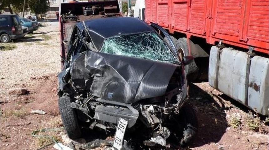 Otomobil Tır&rsquo;a &Ccedil;arptı: 1 Yaralı