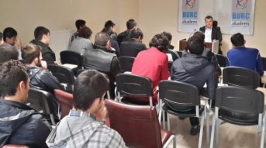 '&Uuml;niversiteyi Bitiren Gen&ccedil;ler Bir An &Ouml;nce Askere Gitmeli'