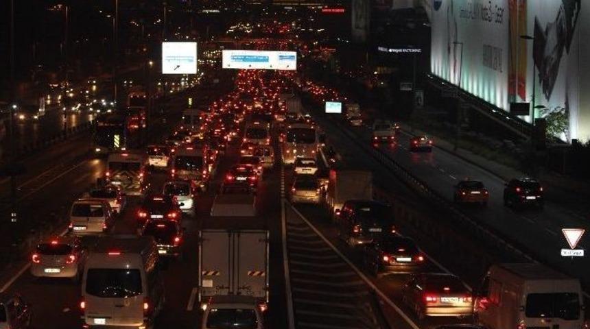Bayram yolculuğu İstanbul trafiğini fel&ccedil; etti