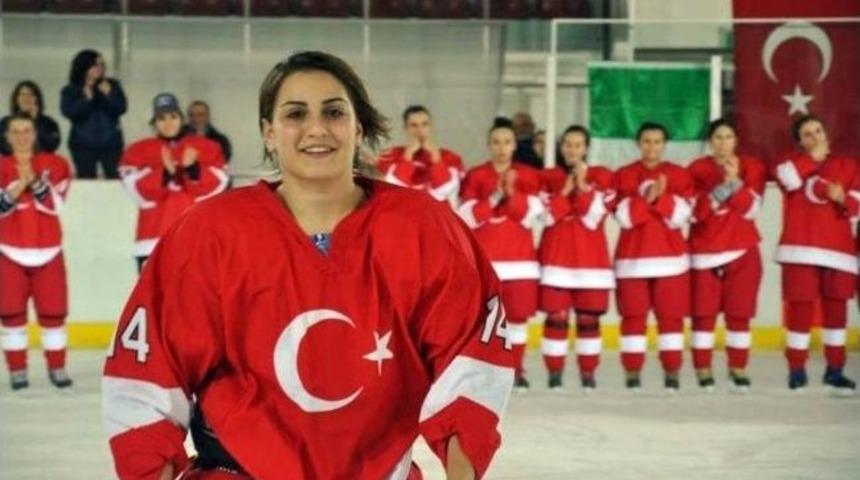 Bayan Buz Hokeycinin B&uuml;y&uuml;k Başarısı