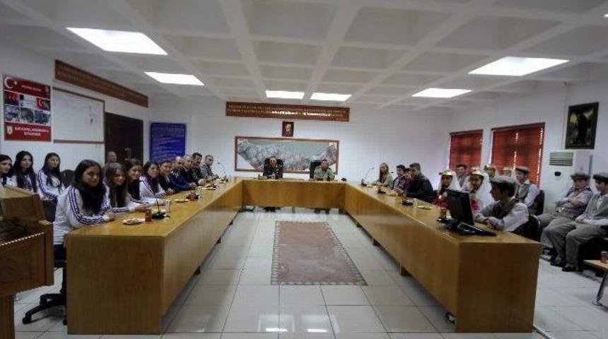 Halk Oyunları Ekibi Komutanı Ziyaret Etti