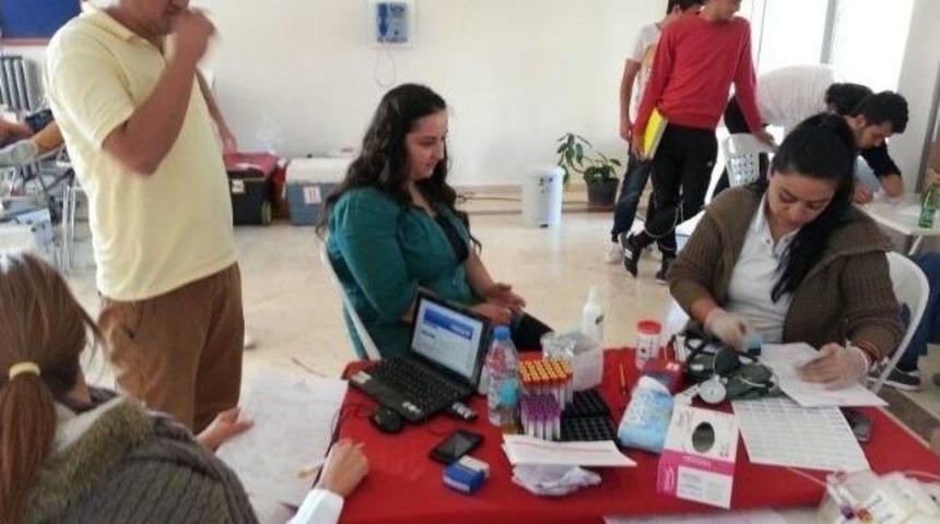 Elmalı&rsquo;da &Uuml;niversite &Ouml;ğrencilerinden Kan Bağışı