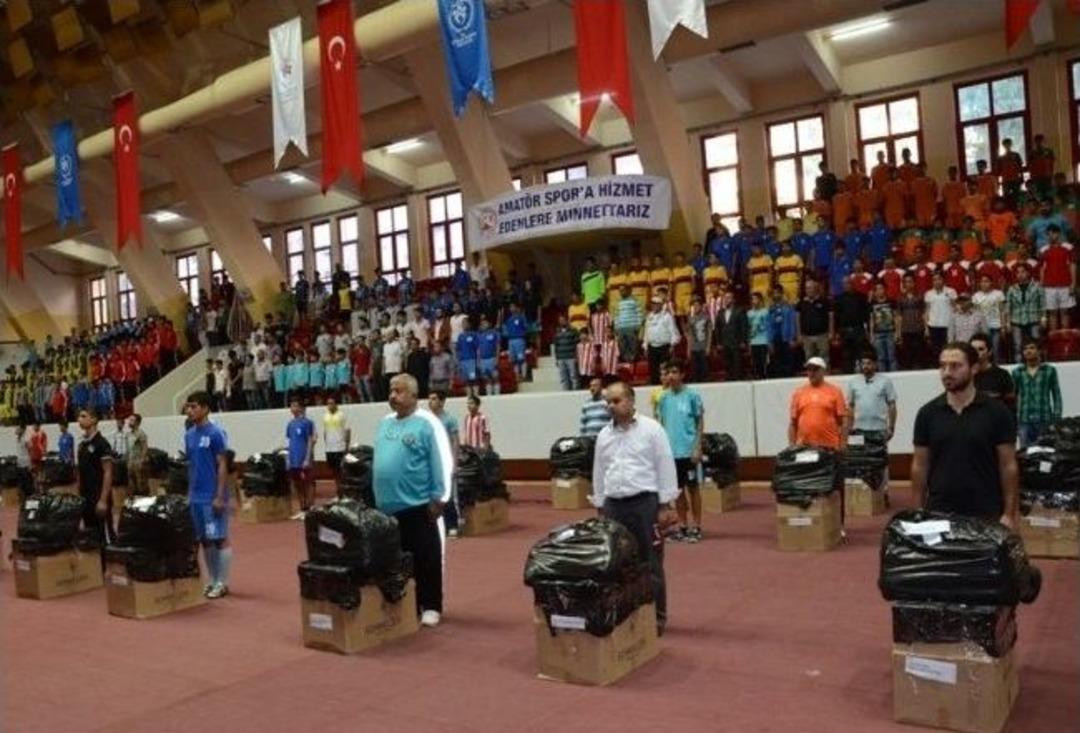Vali Coş Amat&ouml;r Spor Kul&uuml;plerine Spor Malzemeleri Dağıttı