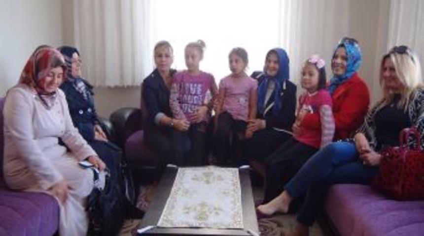 Sevgi Evindeki &Ccedil;ocukları Sevindiren Ziyaret