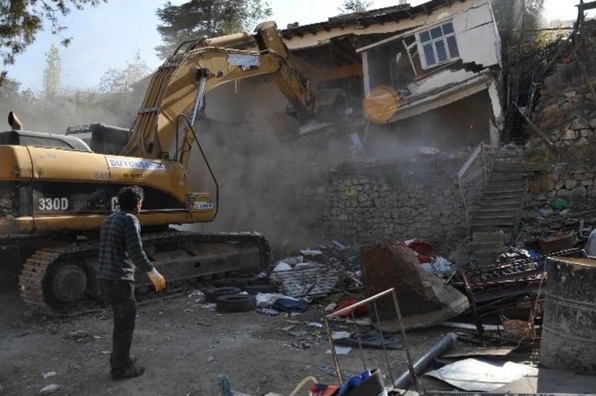 Dikmen Akpınar&rsquo;da Ka&ccedil;ak Gecekondu Yıkımı