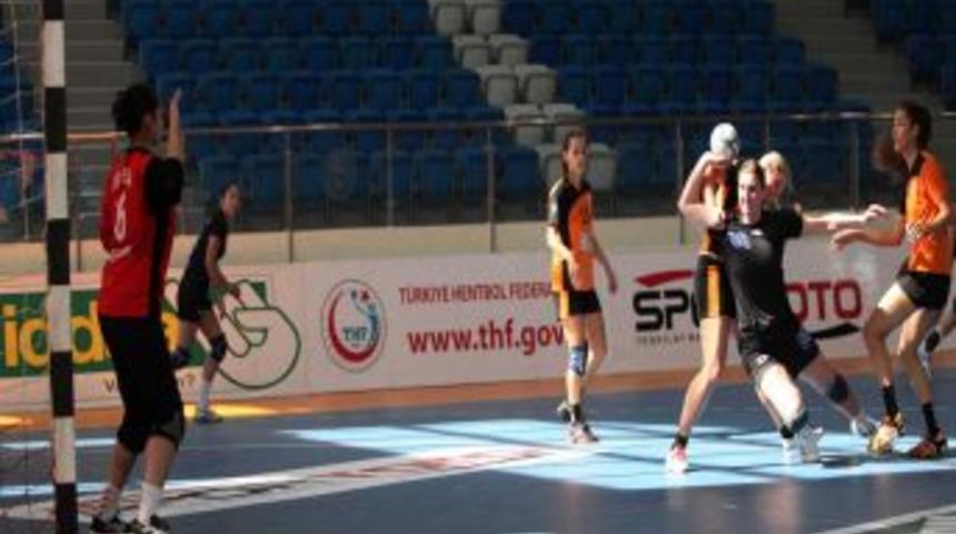 Yenimahalle Belediyesi Hentbolda Namağlup Lider