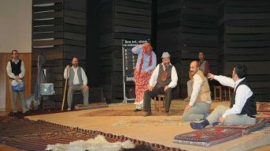 Şehir Tiyatrosu Perdelerini &lsquo;Kamyon&rsquo; Ile A&ccedil;ıyor