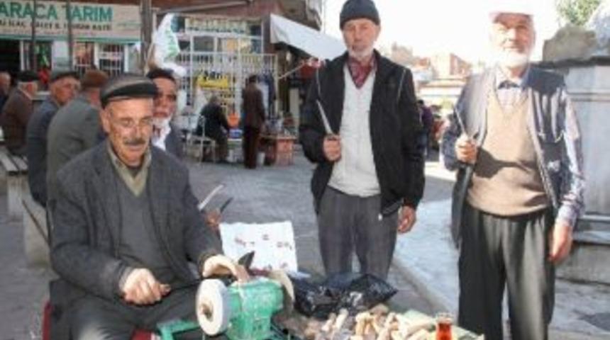 Bı&ccedil;aklar Kurban İ&ccedil;in Bileniyor