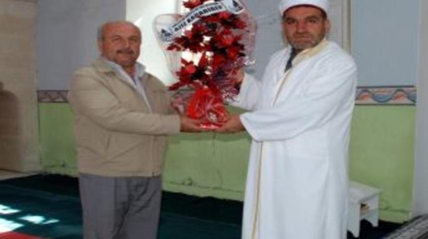 Cemaat Cami İmamına &Ccedil;i&ccedil;ek Verdi