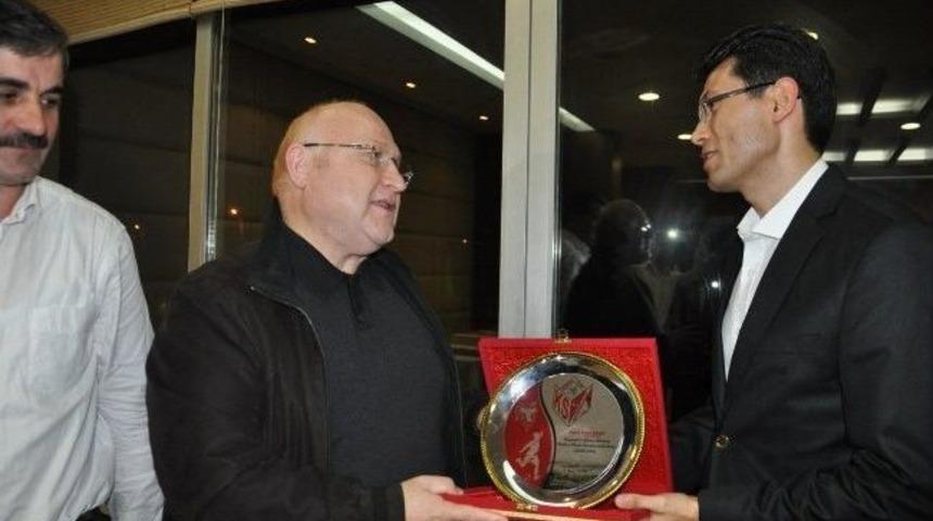 Milletvekili Şener&rsquo;e Plaket