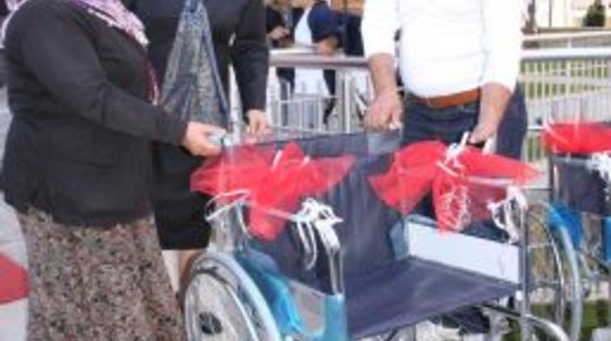 AK Parti Il&ccedil;e Teşkilatından 22 Engelliye Tekerlekli Sandalye