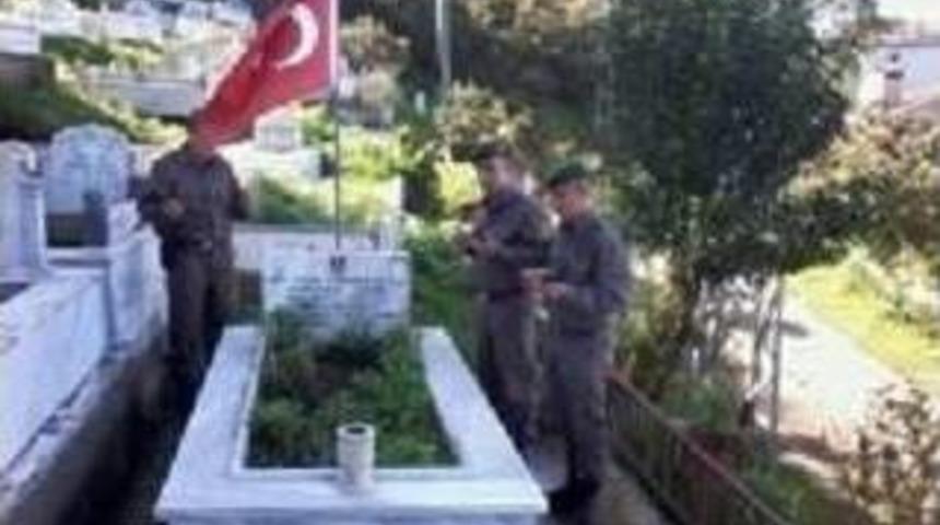 Şehit Mezarlarını Asker Temizledi