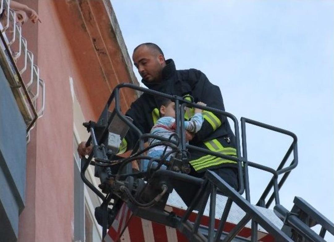 Fedakar Anne Yangında &Ouml;nce Oğlunun Kurtarılmasını İstedi