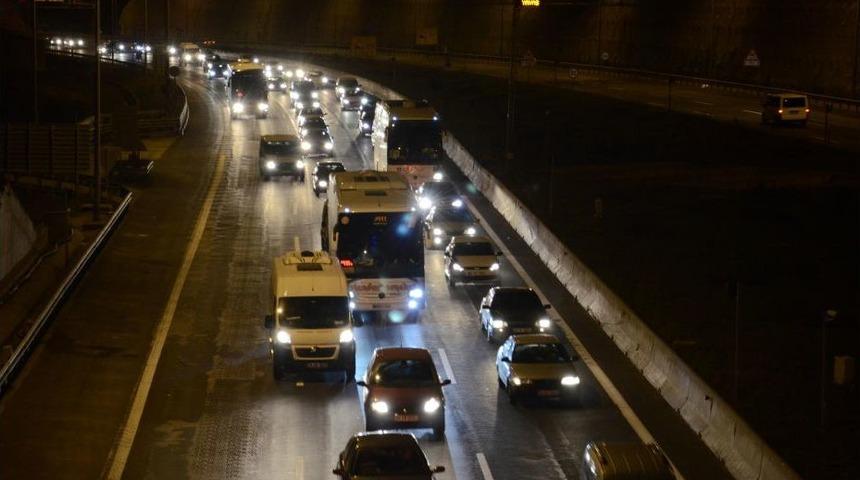 Tatilciler Yollara Gece D&uuml;şt&uuml;
