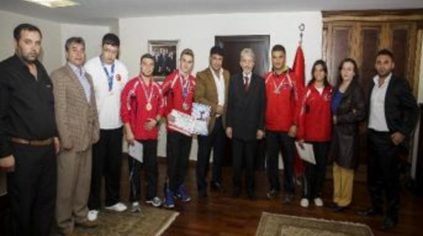 Şampiyonlardan Başkan Tuna&rsquo;ya Ziyaret