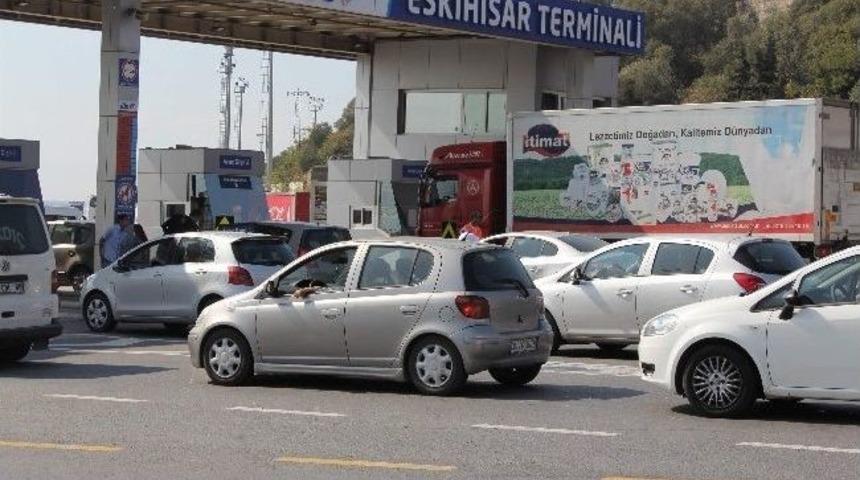 Eskihisar Feribot İskelesi'nnde Bayram Yoğunluğu