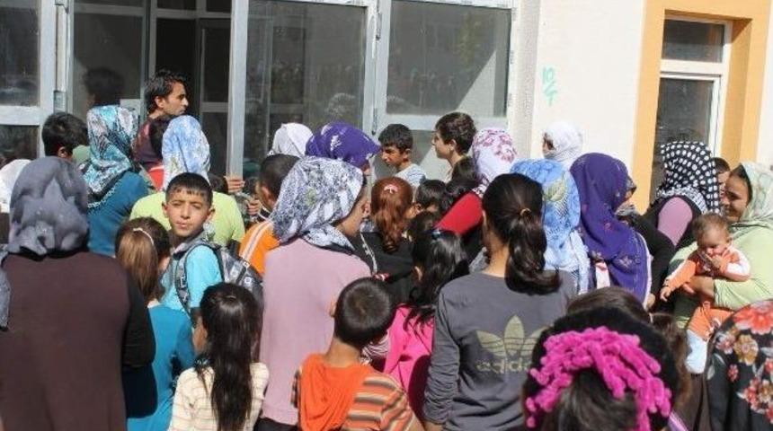 Kızılay&rsquo;dan Yoksul Ailelere Bayram &Ouml;necesi Giyim Yardımı
