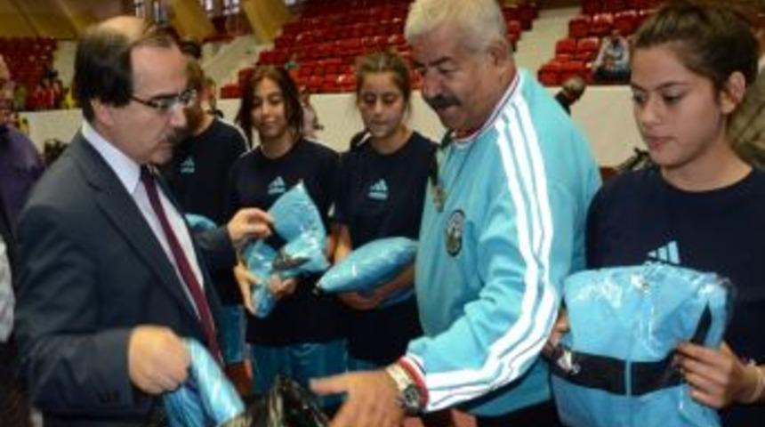 Adana'da 71 Amat&ouml;r Kul&uuml;be Spor Malzemesi Dağıtıldı