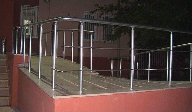 Sağlık Ocağının Merdiven Korkulukları &Ccedil;almak İstediler 1