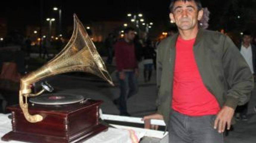 Şehir Şehir Gezip Gramofon Topluyor