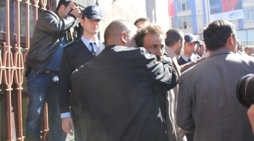 Kendini Yakmak İsteyen İşportacıyı, Polis M&uuml;d&uuml;r&uuml; Boynuna Sarılarak Engelledi