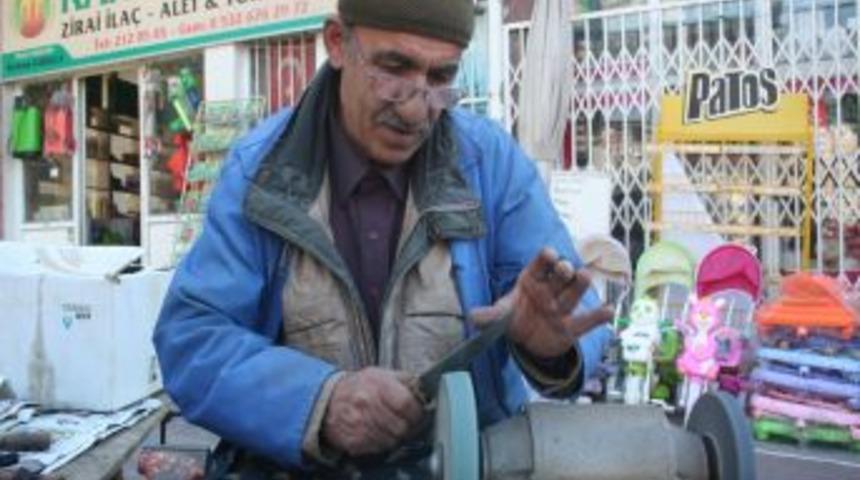 Bayram Yaklaşıyor, Bı&ccedil;aklar Bileniyor