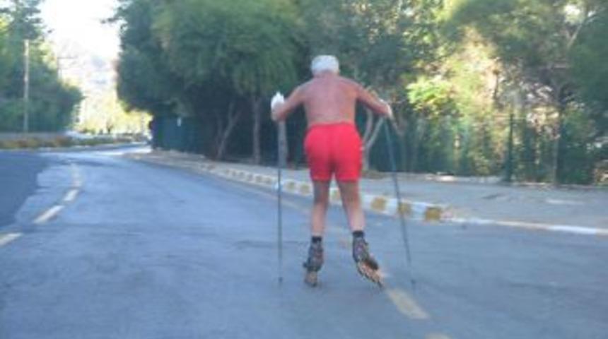 Yaşlı Rus Turist Yolda Patenle Kayarak Eğleniyor