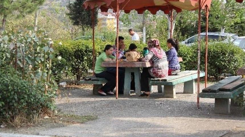 Bayram Trafiğinden Bunalan Vatandaşlar Kendilerini Dinlenme Tesislerine Attı