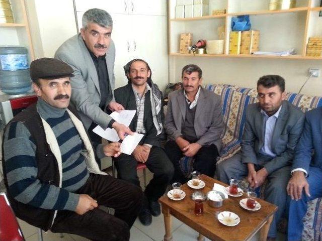 Polisler &Ccedil;atakta Bayram Tebriği Dağıttı 1