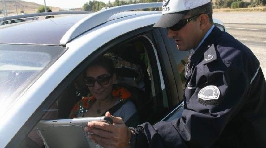 Yozgat Polisinden S&uuml;r&uuml;c&uuml;lere 'ikramlı' Trafik Uygulaması