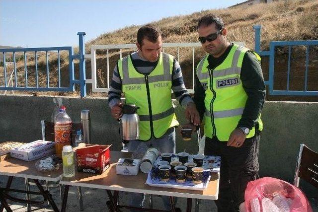 Yozgat Polisinden S&uuml;r&uuml;c&uuml;lere  ikramlı  Trafik Uygulaması 1
