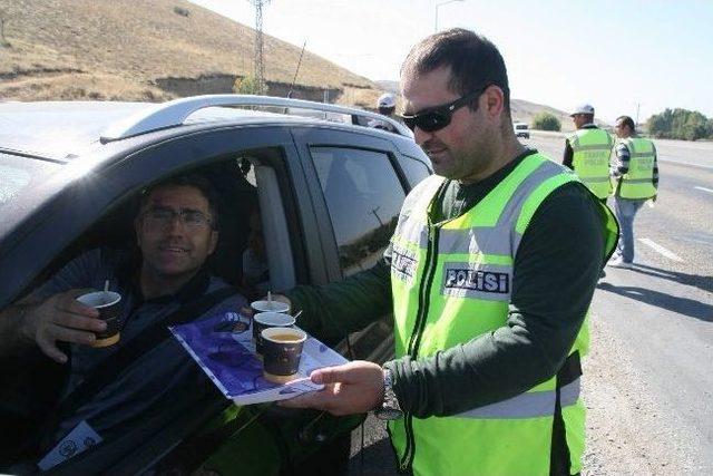 Yozgat Polisinden S&uuml;r&uuml;c&uuml;lere  ikramlı  Trafik Uygulaması 2
