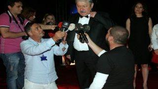 Altınportakal'da Kadir İnanır'ın Kum Heykeli Polemiği