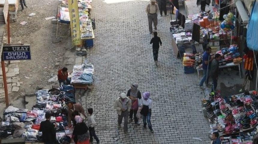 Hakkari'de Bayram Pazarı Kuruldu