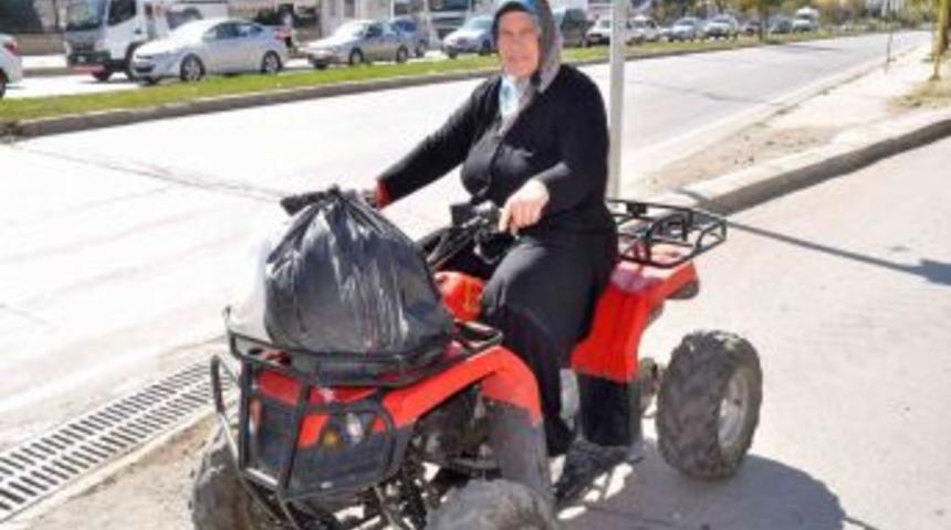 ATV Kullanan 4 &Ccedil;ocuk Annesi Trafiğe Takılmıyor