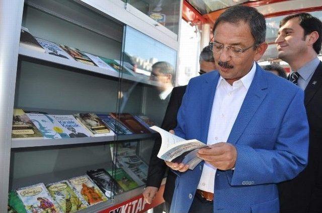 Tramvay Yolcularına &lsquo;kitap Jesti&rsquo; 2