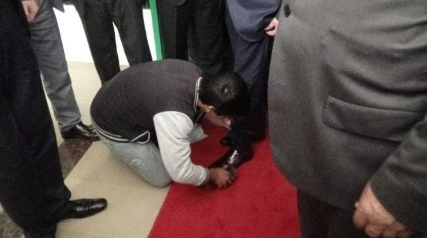 10 Yaşındaki &Ccedil;ocuk Bakan M&uuml;ezzinoğlu'nun Ayakkabılarını Fır&ccedil;aladı