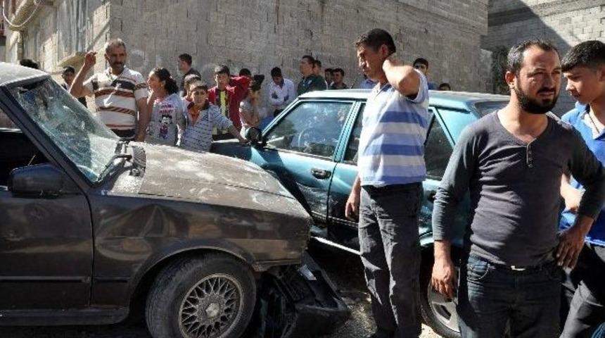 Freni patlayan otomobil d&uuml;ğ&uuml;n halayına daldı