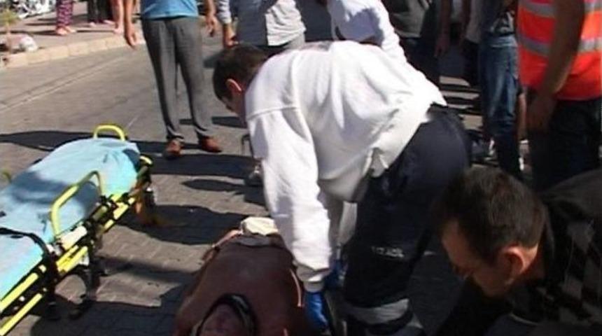 Motosiklet Turiste Çarptı: 2 Yaralı