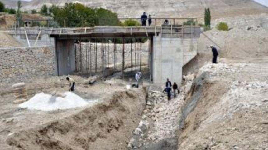 Selde Yıkılan K&ouml;pr&uuml; Yeniden İnşa Ediliyor