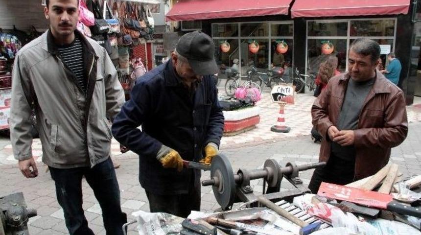 Bı&ccedil;aklar Kurbana Bileniyor
