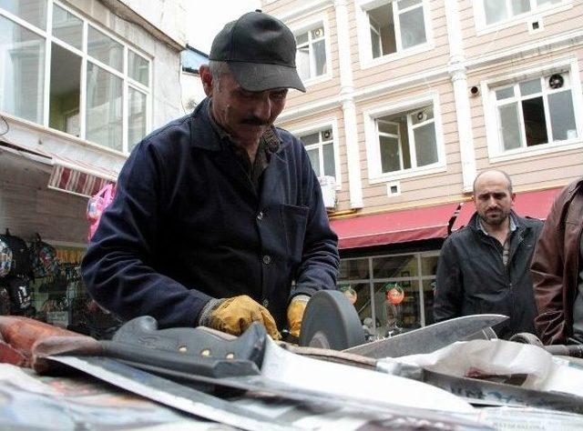 Bıçaklar Kurbana Bileniyor