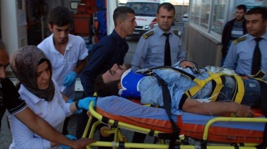 Kahta&rsquo;da, Minib&uuml;s Takla Attı: 3 Yaralı