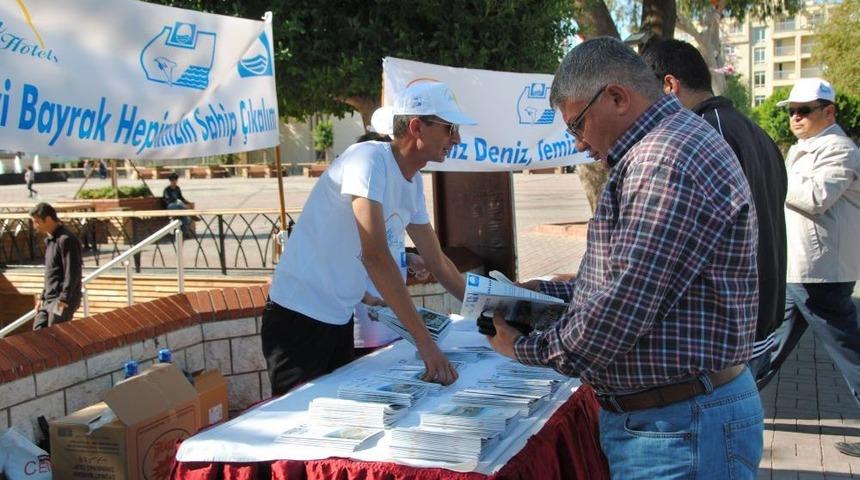 Otel &Ccedil;alışanları A&ccedil;tıkları Stantla &Ccedil;evre Temizliğine Dikkat &Ccedil;ekti